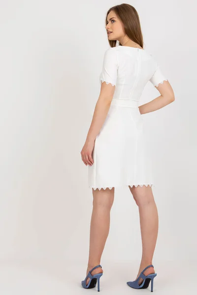 Krémové dámské šaty s krajkovými detaily od FPrice