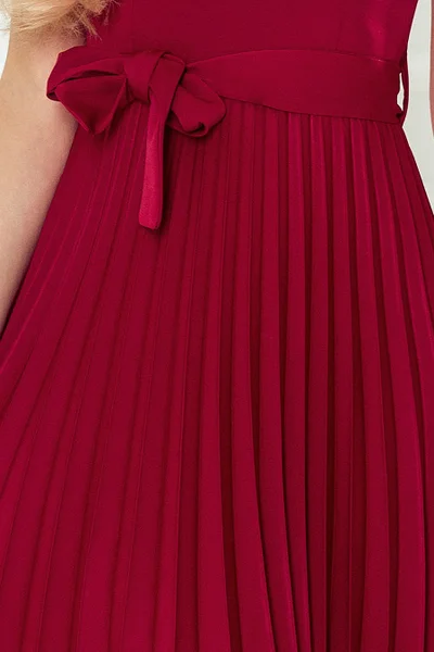 LILA - Dámské plisované šaty v bordó barvě s krátkými rukávy 80Q1R Numoco