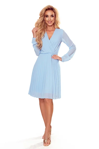 ISABELLE - Světle modré dámské plisované šaty s výstřihem a dlouhými rukávy U2S6 Numoco