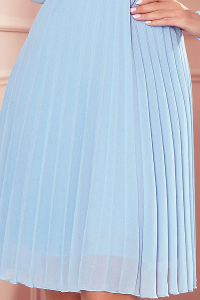 ISABELLE - Světle modré dámské plisované šaty s výstřihem a dlouhými rukávy U2S6 Numoco