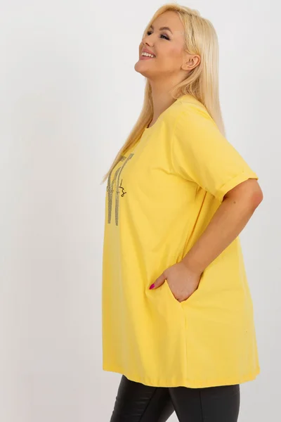 Žlutá plus size halenka Fashionhunters s nápisem