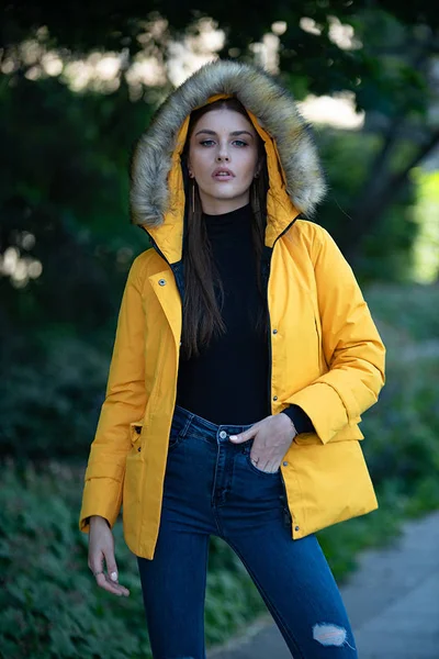 Zimní žlutá bunda s kapucí a kožešinou pro ženy - Ann Gissy
