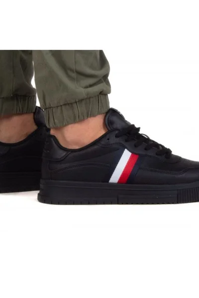 Kožené pánské tenisky s pruhovaným designem od Tommy Hilfiger