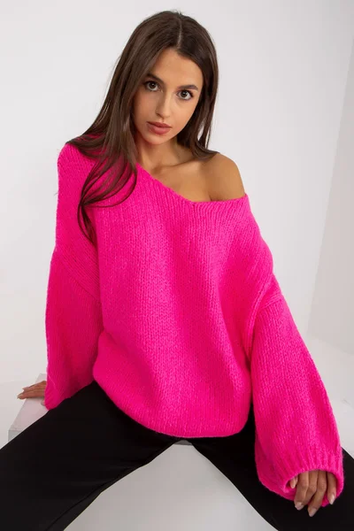 Růžový oversize svetr s výstřihem od RUE PARIS
