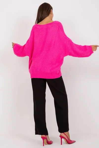 Růžový oversize svetr s výstřihem od RUE PARIS
