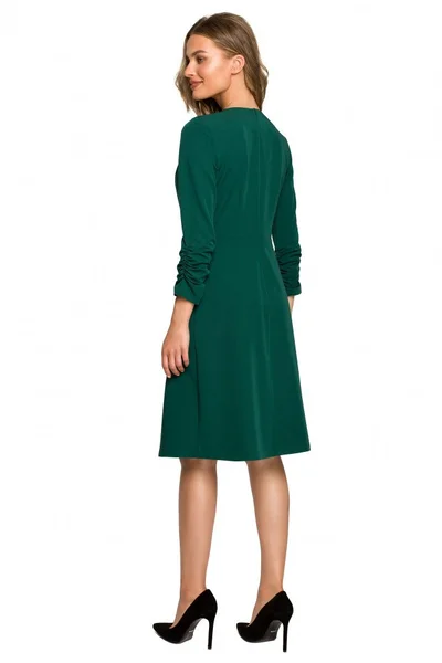 Zelené šaty s vázaným výstřihem od Stylove - elegantní lichotivý střih