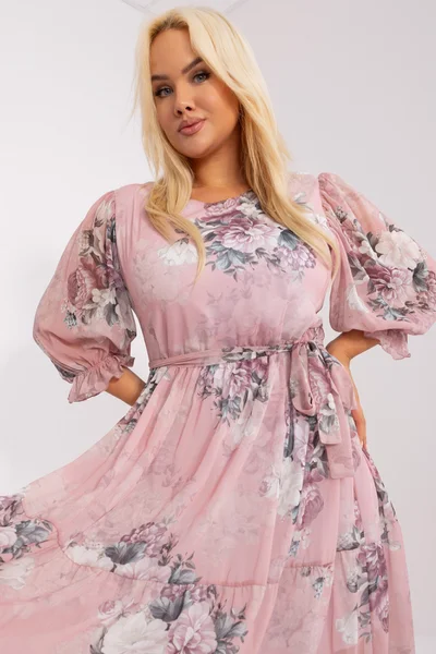 Růžové plus size šaty s volánem - Květinový vzor