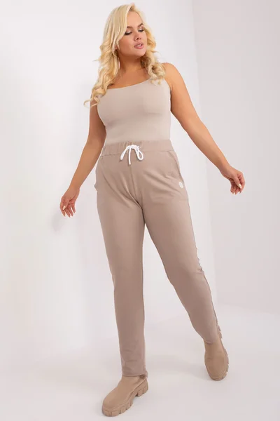 Tmavě béžové dámské plus size kalhoty s vázáním FPrice