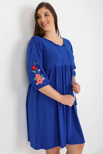Modré plus size šaty s výšivkou - Rozšířený střih