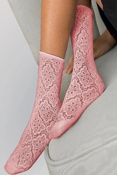 Dětské ponožky s ažurovým vzorem a netlačícím páskem od Knittex