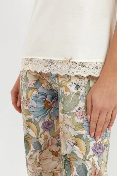Vanilková dámská pyžama s krajkou a květinovým potiskem