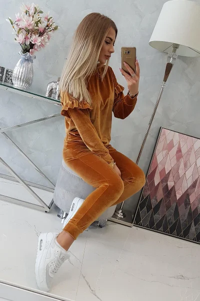 Velurová souprava s volánky K-Fashion - camel