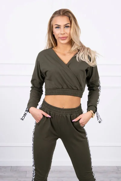 Stylová khaki souprava s ozdobnými stuhami K-Fashion