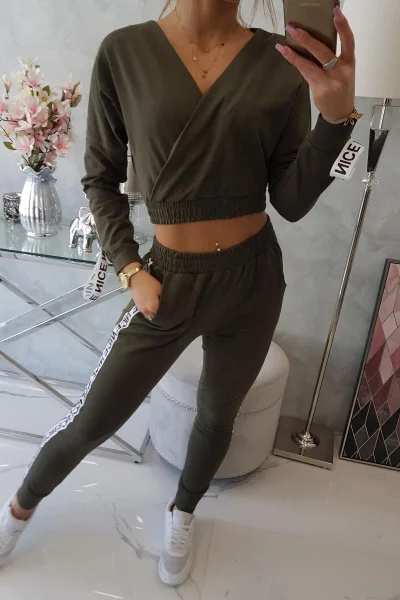 Stylová khaki souprava s ozdobnými stuhami K-Fashion