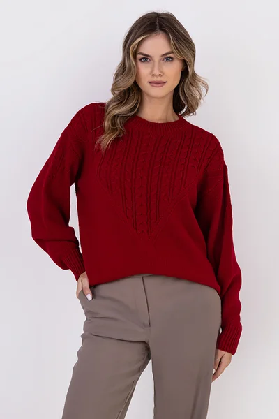 Sportovně elegantní dámský svetr s kostkovanými vzory a copánky