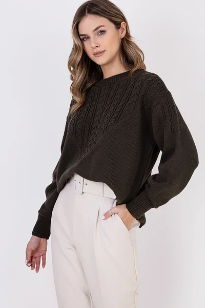 Sportovně elegantní dámský svetr s kostkovanými vzory a copánky