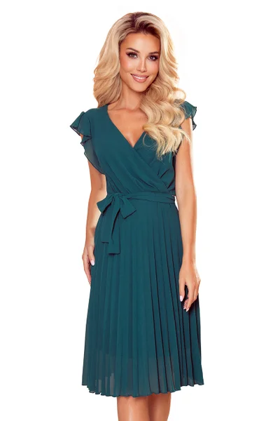 POLINA - Plisované dámské šaty v lahvově zelené barvě s výstřihem a volánky 5J7 Numoco