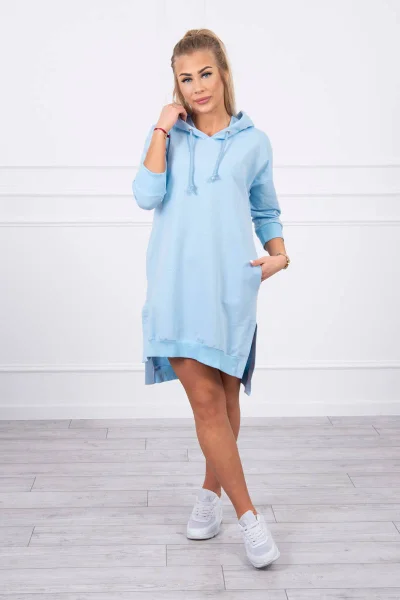 Dámské modré šaty s kapucí a delším zadním dílem K-Fashion
