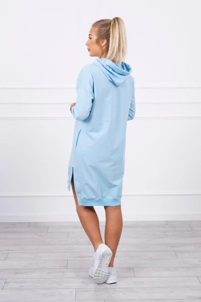Dámské modré šaty s kapucí a delším zadním dílem K-Fashion