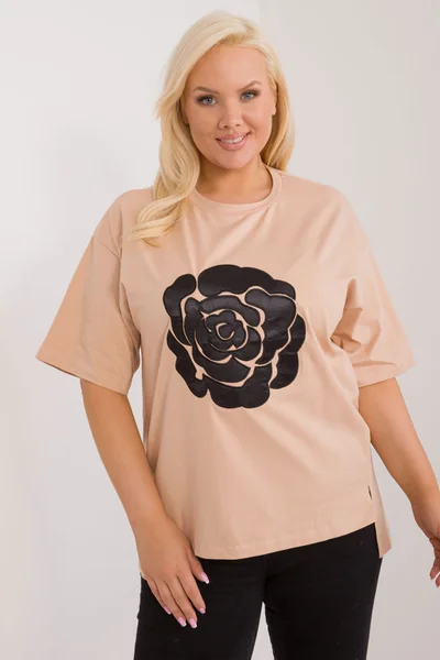 Fashionhunters Camel dámská halenka plus size s nášivkou