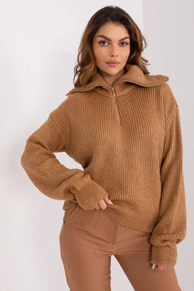Volný dámský svetr ve velbloudí barvě s rozepínacím rolákem BADU