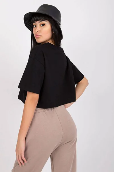 Krátké černé tričko crop top (7541)