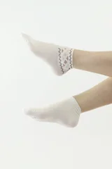 Krásné bílé ponožky s ozdobou Moraj