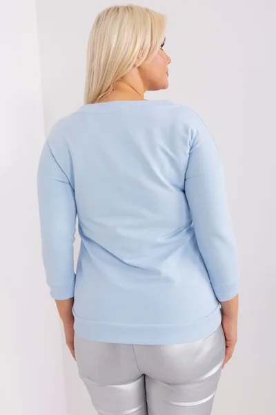 Světle modrá plus size halenka s nášivkami Fashionhunters