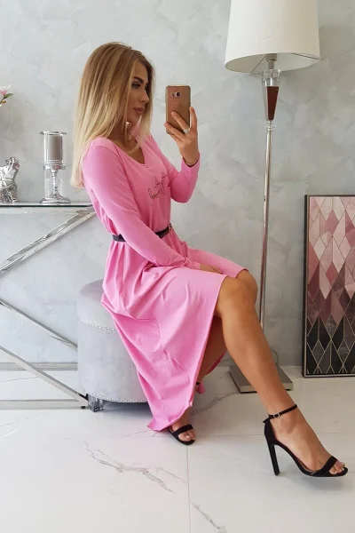 Dámské šaty s páskem a nápisem Light Pink K-Fashion