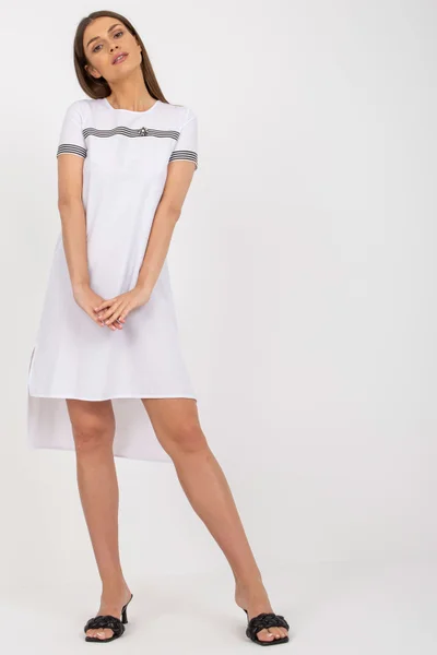 Letní asymetrické dámské šaty s krátkými rukávy a nášivkou od značky Lakerta