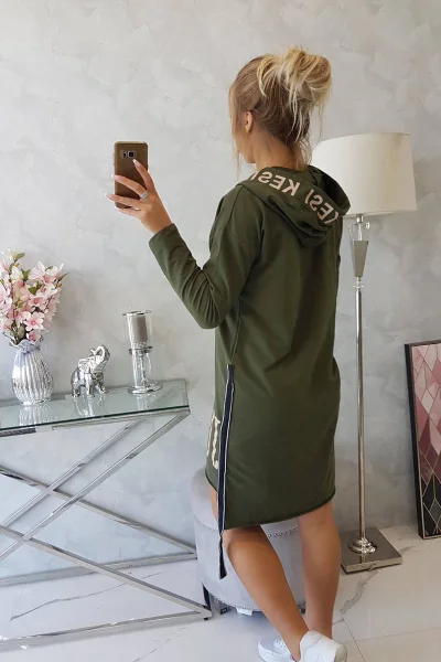 Dámské khaki šaty s kapucí a ozdobnými pásky K-Fashion