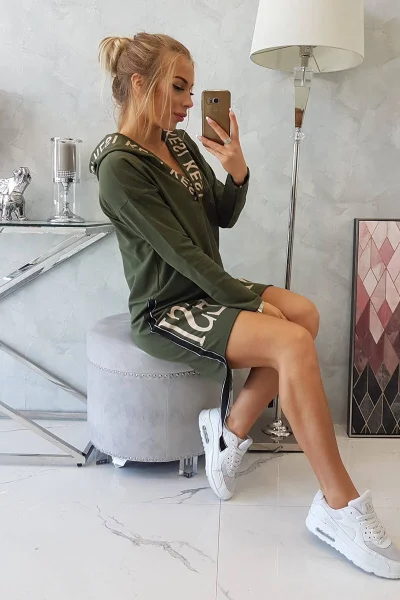 Dámské khaki šaty s kapucí a ozdobnými pásky K-Fashion