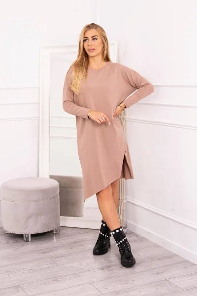 Dámské oversize šaty s rozparkem tmavě béžové K-Fashion