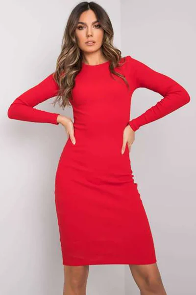 Žebrované červené šaty s kulatým výstřihem