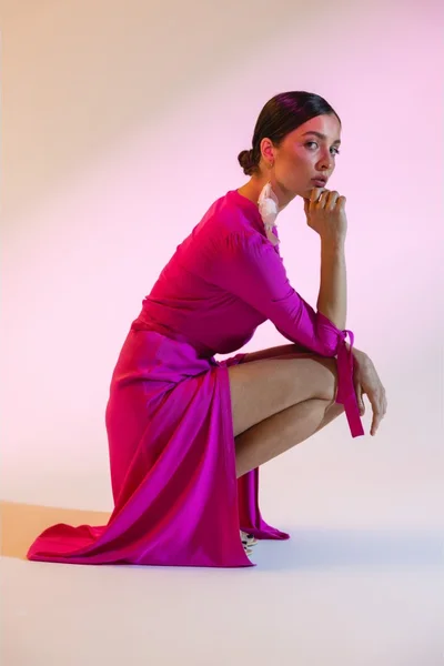 Viskózové lila šaty s vázacími rukávy - STYLOVE elegance