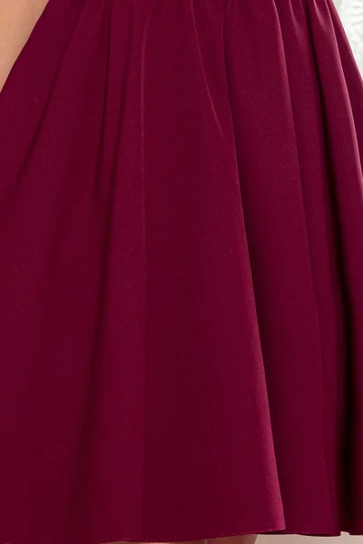 POLA - Dámské šaty ve vínové bordó barvě s volánky ve výstřihu 1B4685 Numoco
