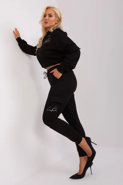 Černý set s nákladními kalhotami pro plus size - Elegantní sportovní souprava