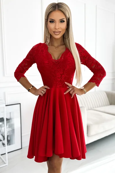 Královská červená krajková šaty s delším zadním dílem