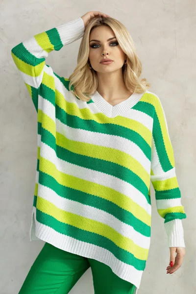 Barvný pruhovaný svetr s výstřihem PeeKaBoo