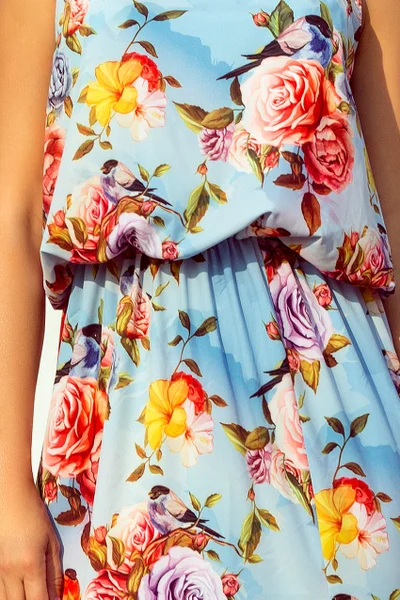 Dámské maxi šaty se vzorem květů na blankytném pozadí, se zavazováním za krkem a s rozpark
