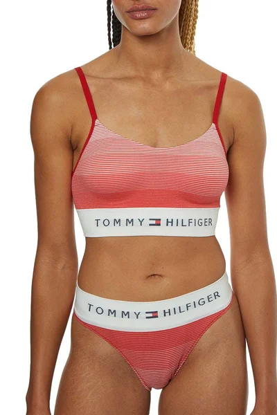 Dámské červené tanga Tommy Hilfiger - bezešvé pohodlí