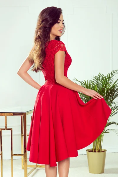 PATRICIA - Červené dámské šaty s delším zadním dílem a krajkovým výstřihem XA66 Numoco