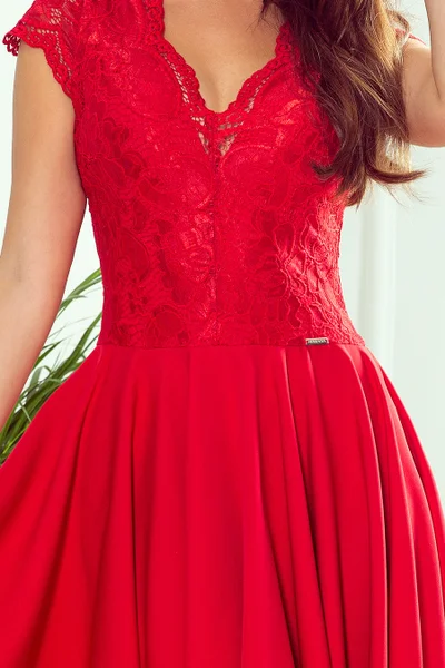 PATRICIA - Červené dámské šaty s delším zadním dílem a krajkovým výstřihem XA66 Numoco