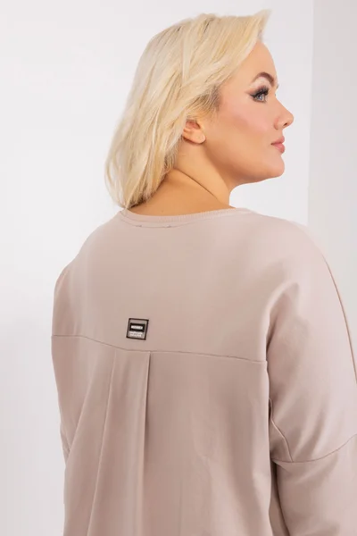 Dámská plus size béžová halenka s delším zadním dílem Fashionhunters