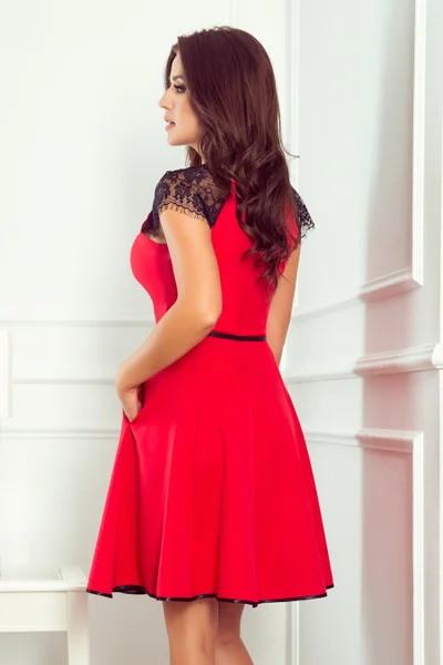 Krátké červené šaty s krajkovými vsadkami a páskem SILVIA