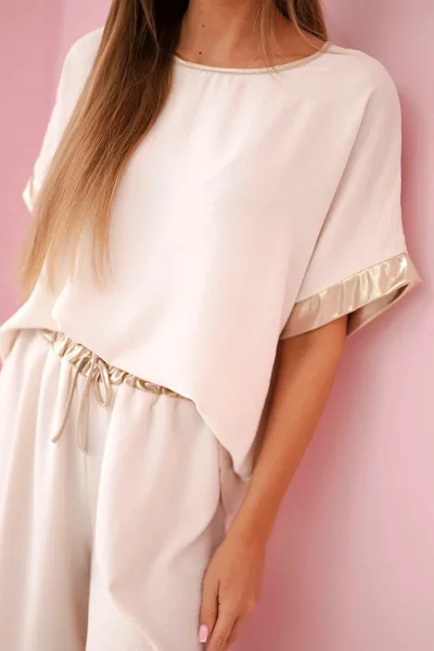 Elegantní béžový viskózový komplet se zlatým lemováním K-Fashion