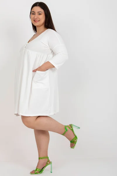 Dámské ecru šaty s kapsami Fashionhunters Plus Size