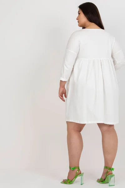 Dámské ecru šaty s kapsami Fashionhunters Plus Size