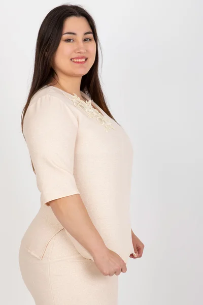 Elegantní plus size broskvová halenka s krajkou Fashionhunters