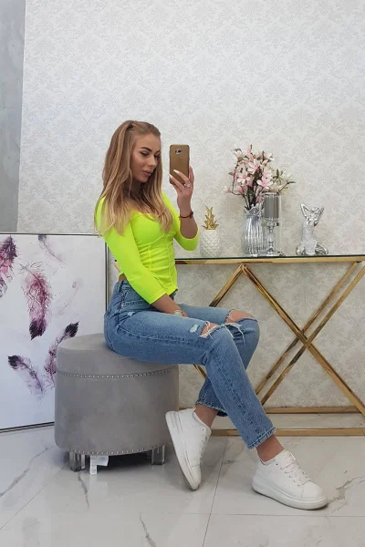 Neonově žlutá dámská halenka s výstřihem K-Fashion